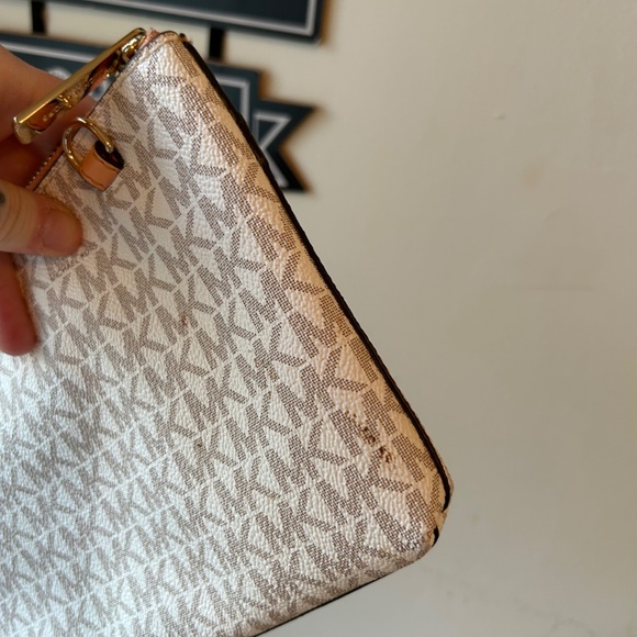 Michael Kors White and Tan Small Monogram Crossbody Bag (Missing Straps) - Picture 3 of 9